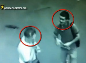Двое жителей столицы разыскиваются полицией за совершенное ограбление.