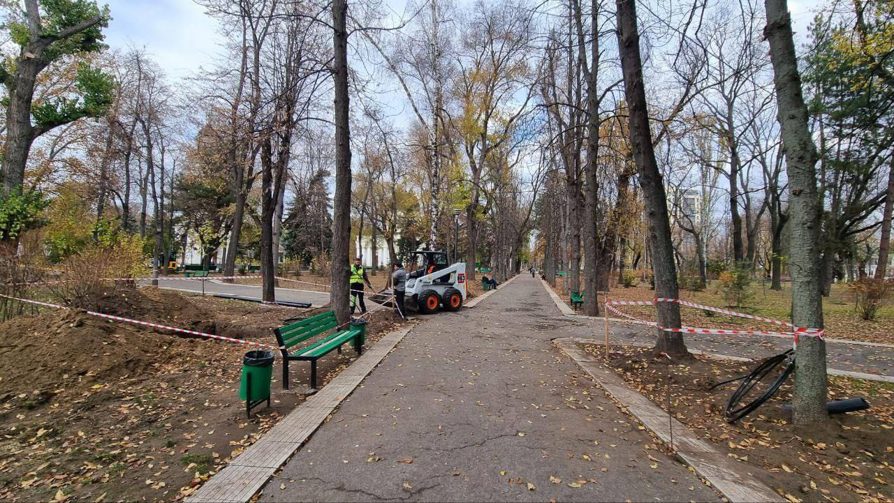Продолжаются работы по восстановлению сквера у Кафедрального собора в Кишиневе.