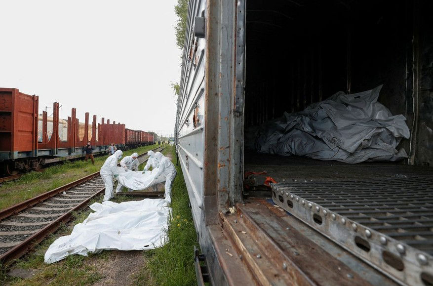 Reuters: В вагонах-рефрижераторах под Киевом лежат сотни трупов российских военных.