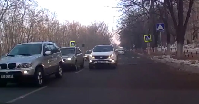 Filmuleţul a ajuns şi în atenţia poliţiei care urmează să-l identifice pe şoferul nedisciplinat.