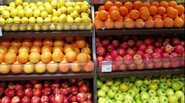 Un număr mare de fructe și de legume pe care le găsim în supermarketuri sunt pline de pesticide.
