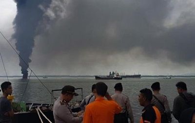 В море у берегов Индонезии пролилось и загорелось топливо - в результате погибли четыре человека.