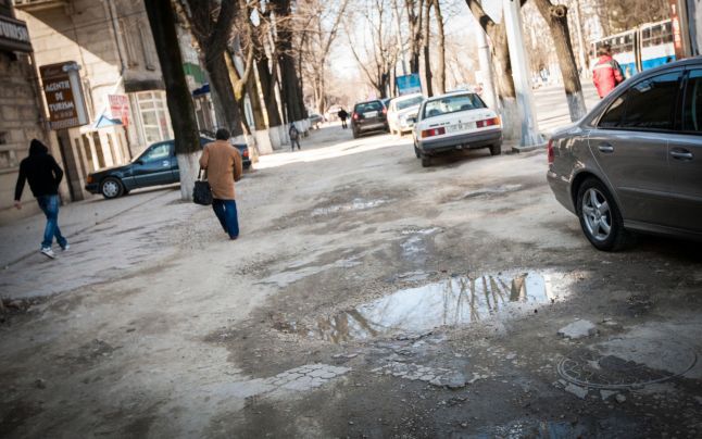 Trotuarele de pe Bulevardul Ştefan cel Mare au rămas deteriorate în urma unor lucrări de reabilitare a reţelelor de apă. Foto: adevarul.md