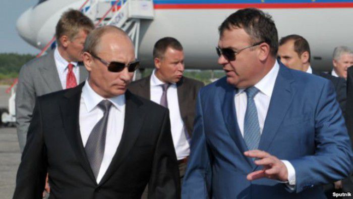 Vladimir Putin stă la cheremul bandiților din grupările de crimă organizată în special gruparea numită „Tambovskaya”.