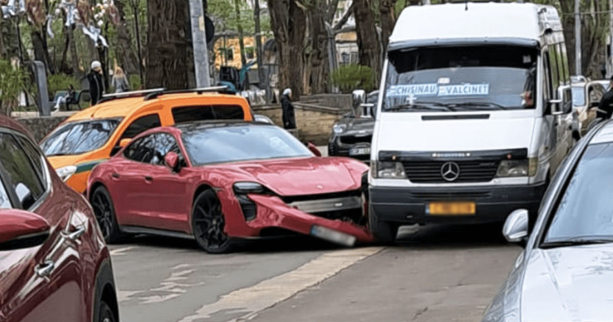 В Кишиневе столкнулись Porsche и маршрутка.