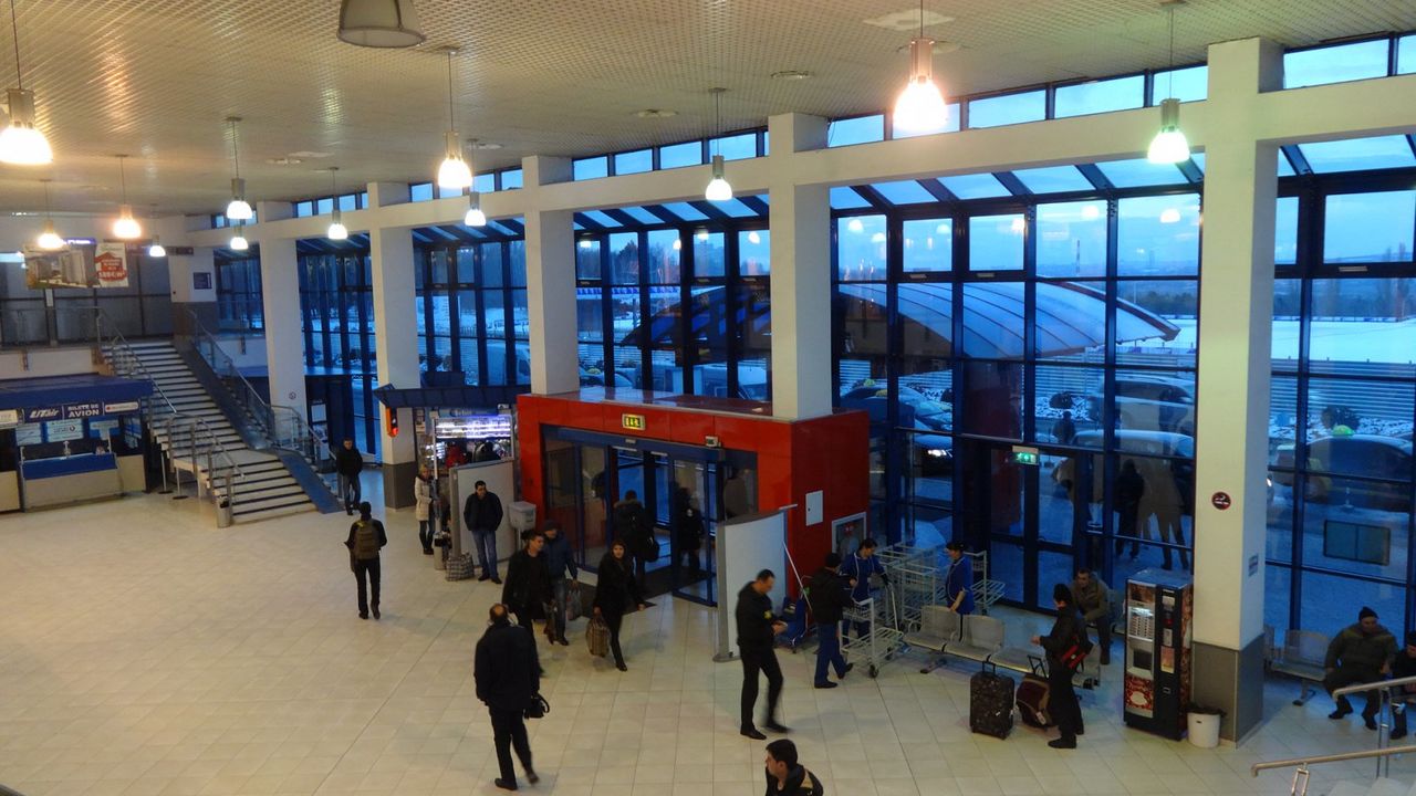 Cetățean turc, deconspirat de vameșii moldoveni. Ce i-au găsit în bagaj. Foto: airport.md