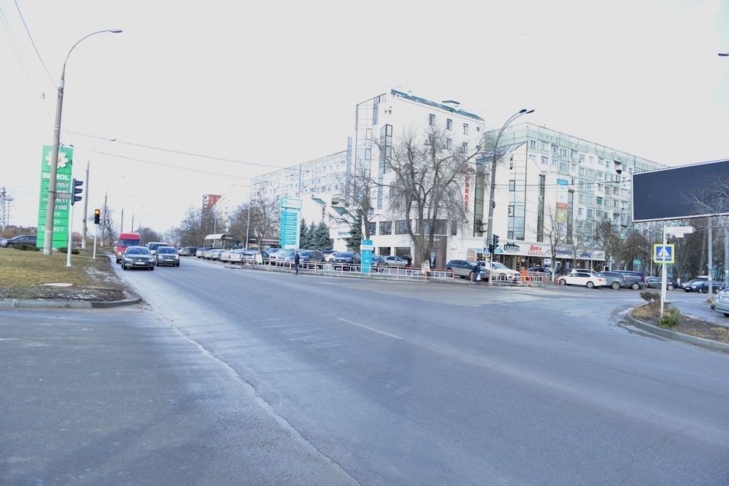 На перекрестках на Ботанике появились новые светофоры.