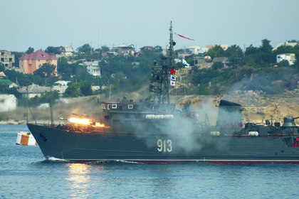 Морской тральщик «Ковровец» во время репетиции парада ко Дню Военно-Морского флота РФ. Фото: Александр Батанов / РИА Новости