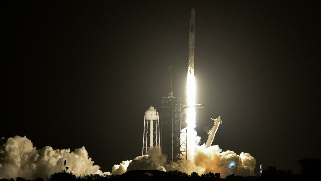 SpaceX с пятой попытки запустила ракету Falcon 9 с итальянским спутником.