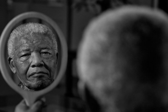Mandela era un uriaş din cei care nu apar în fiecare secol pe planetă, afirmă Le Monde.