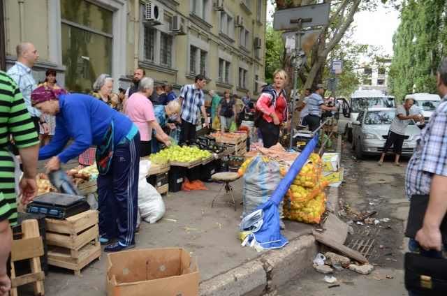 CMC urmează să aprobe o decizie privind interzicerea comerţului stradal în Capitală. Foto: Victor Chironda