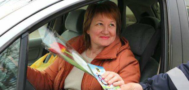De 8 Martie, poliţiştii de patrulare au oferit femeilor flori. Foto: Facebook // INP