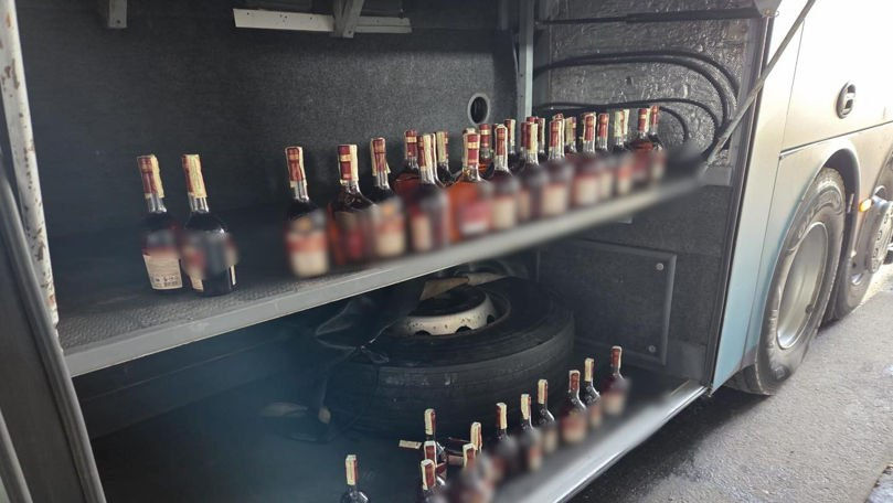 Un lot de alcool de contrabandă, confiscat la punctul vamal Albița.
