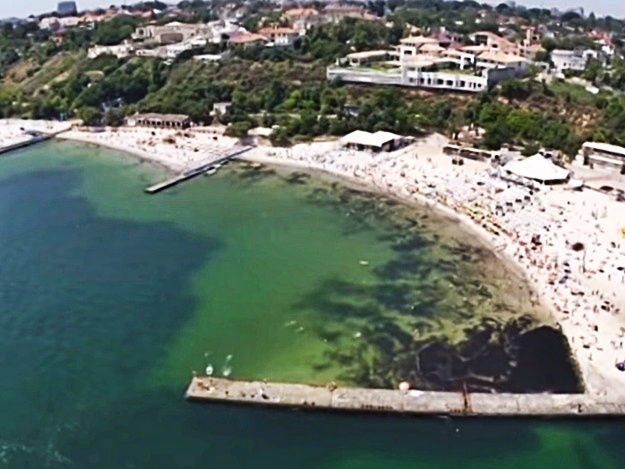 В Одессе хозяева особняков и ресторанов сливают отходы в море.
