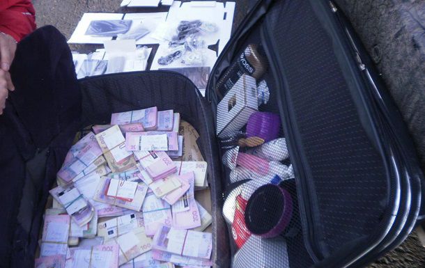 Кроме денег в машине нашли 15 банковских карточек, мобильные телефоны и планшеты.