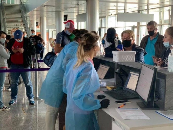 ВОЗ рекомендовала отменить ограничения на международные поездки.