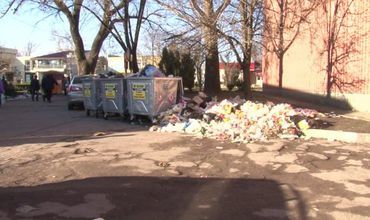 Străzile din Bălţi nu mai scapă de gunoi, iar zăpada topită le dă şi mai mari bătăi de cap locuitorilor. 