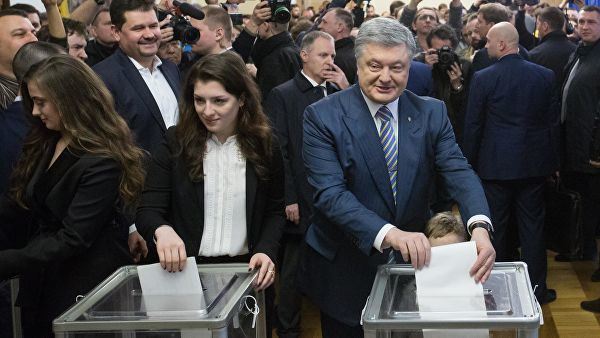 Петр Порошенко с дочерьми на избирательном участке в Киеве во время голосования.