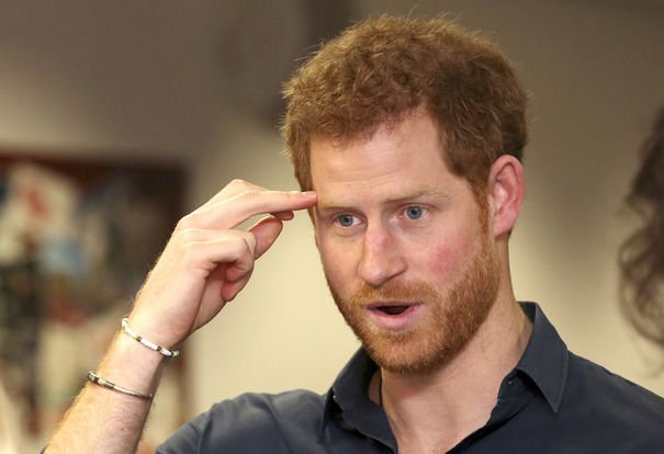 Prinţul Harry renunţă la viaţa de burlac printr-o petrecere într-o staţiune elveţiană. 
