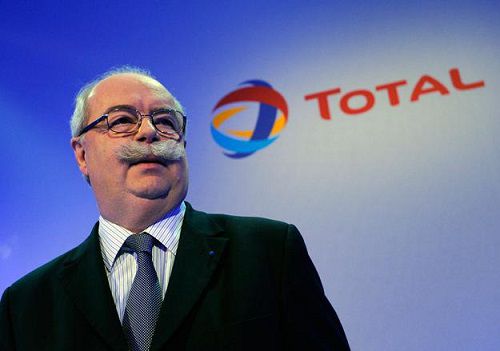Самолет главы нефтяной корпорации Total Кристофа де Маржери на взлете столкнулся со снегоуборочной машиной.