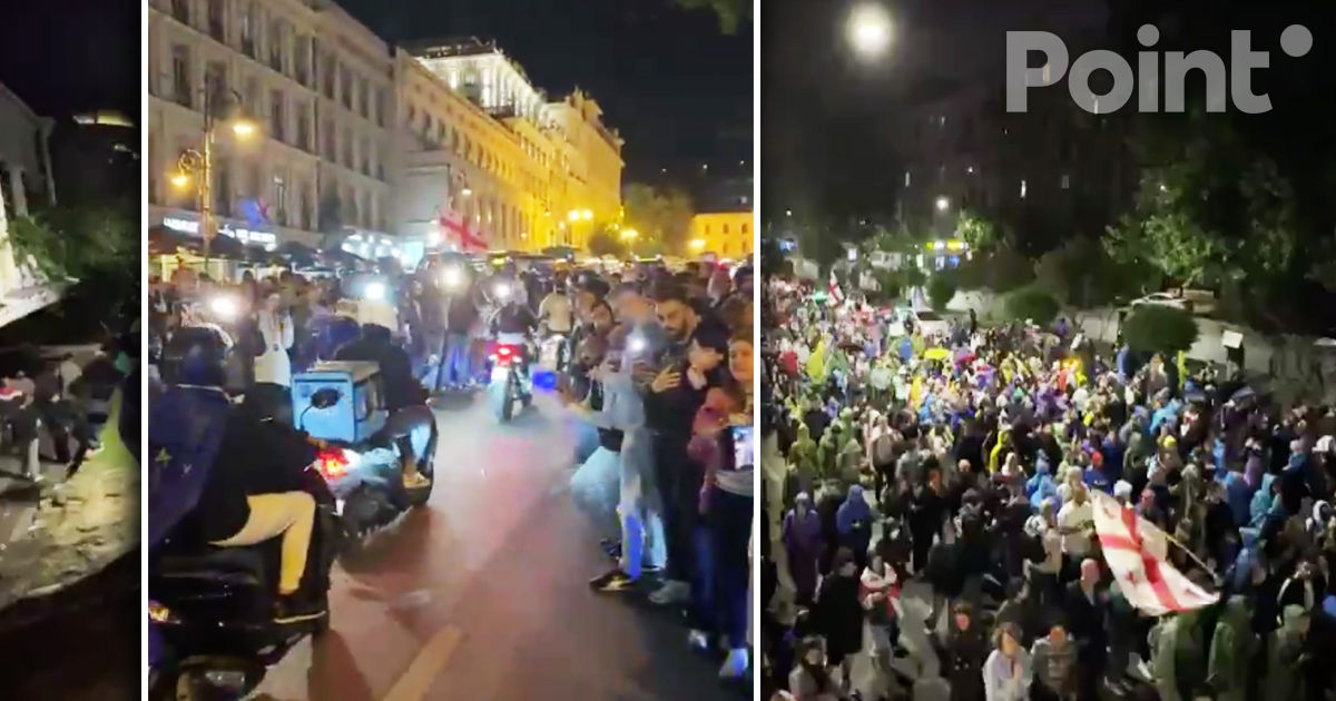 В Тбилиси снова протесты: сотни людей идут от парламента к офису партии власти.