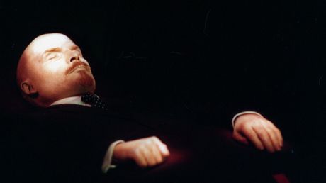 Autorităţile au închis Mausoleul lui Lenin, pentru ca oamenii de ştiinţă să poată pregăti corpul pentru expunere publică. Foto: publika.md