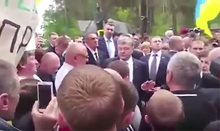 Порошенко пытался ответить на летевшие в него вопросы, но его начали перебивать.