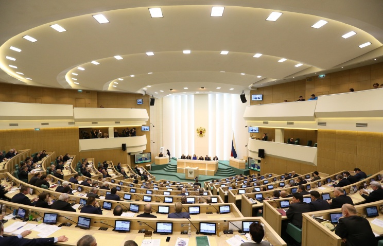 Ранее сенаторы обратилась к президенту с просьбой принять исчерпывающие меры по защите российских граждан на Украине.