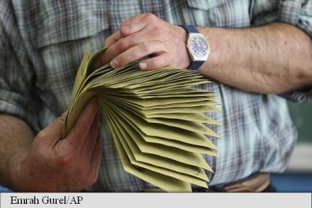 Principala formațiune turcă de opoziție, Partidul Republican al Poporului (CHP), a cerut luni anularea referendumului.