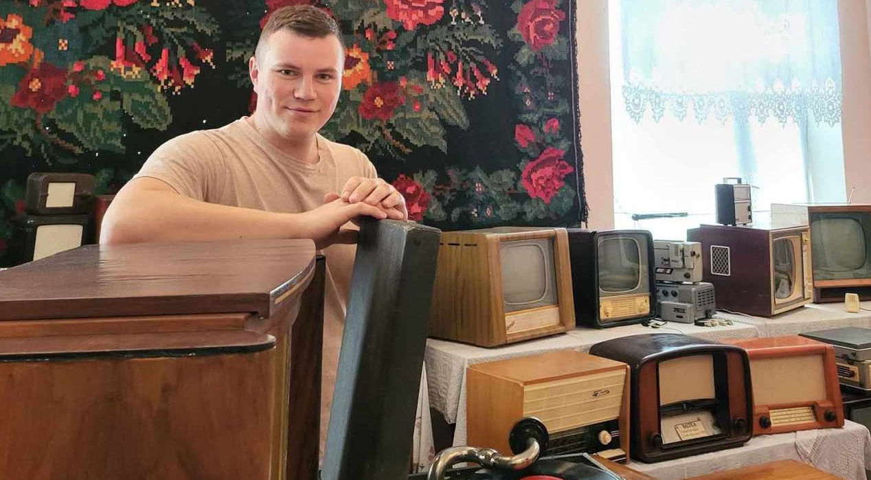 Коллекционер Кристиан Гропа возвращает к жизни старые радиоприемники.