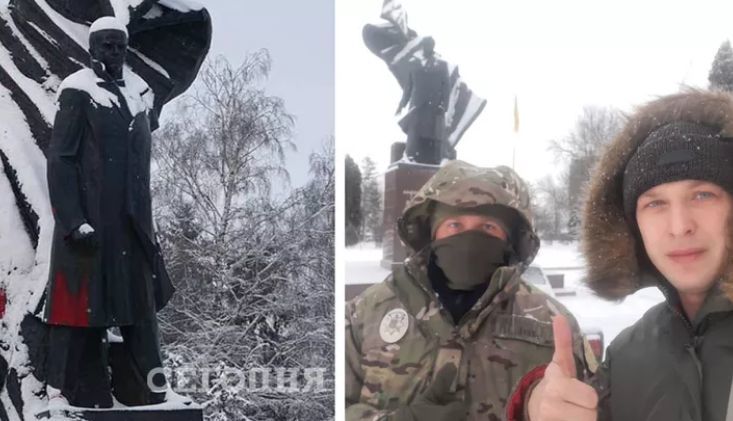 В украинском городе будут охранять памятник Бандере из-за вандалов.