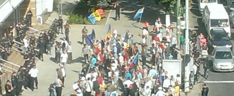 În aceste momente are loc o acţiune de protest în faţa sediului Băncii Naţionale a Moldovei. Foto: curentul.md