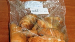 Recent, Agenția pentru Protecția Consumatorilor a descoperit un lot de produse de panificație mucegăite într-un magazin din Chișinău.