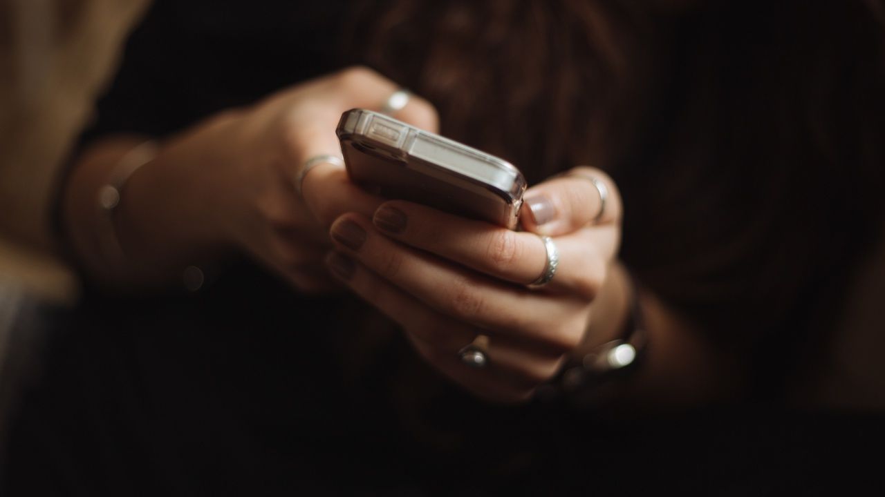 Пользователей WhatsApp предупредили о краже аккаунта через друзей.