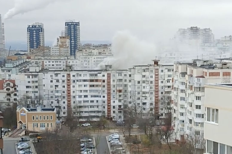 Incendiu într-un bloc de locuit din Capitală: Locatarii au fost evacuați.