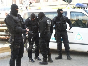 Pentru efectuarea perchezițiilor au fost mobilizaţi peste 130 de poliţişti specializaţi în investigarea fraudelor care au pus în aplicare 19 mandate de arest.