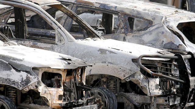 Группа из 50 человек громила и сжигала припаркованные автомобили премиум-класса.