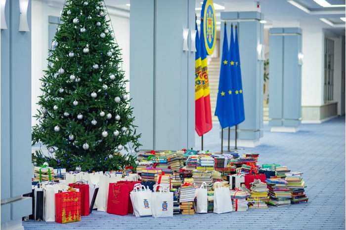 Более 3000 детских книг передали в дар в рамках инициативы правительства "Библиотека под елкой".