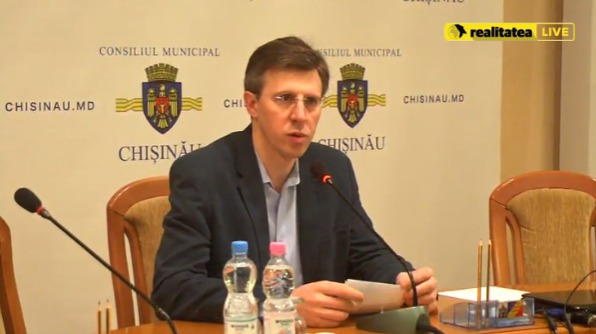Остальные муниципальные советники объявили 30-минутную паузу в работе МСК.