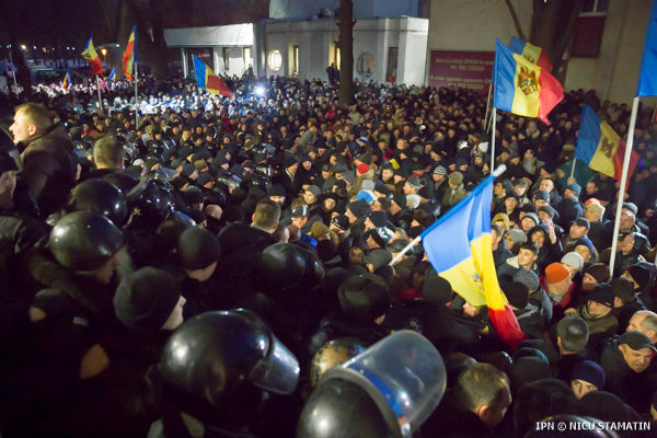 Atât guvernarea, cât şi opoziţia, îşi întăresc forţele pentru bătălia decisivă, care cel mai probabil va fi peste 7-8 săptămâni.