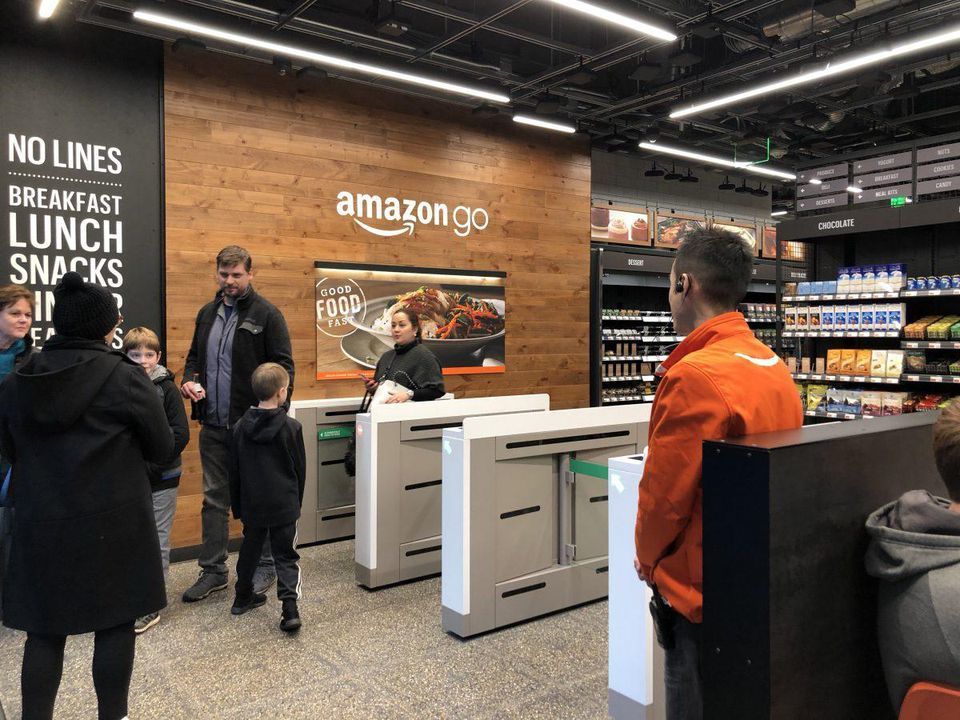 Amazon заплатит покупателям в магазинах $10 за отпечатки ладоней.