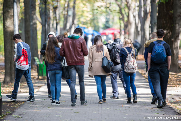 Опрос был проведен среди 1108 молодых людей в возрасте 14 - 35 лет.