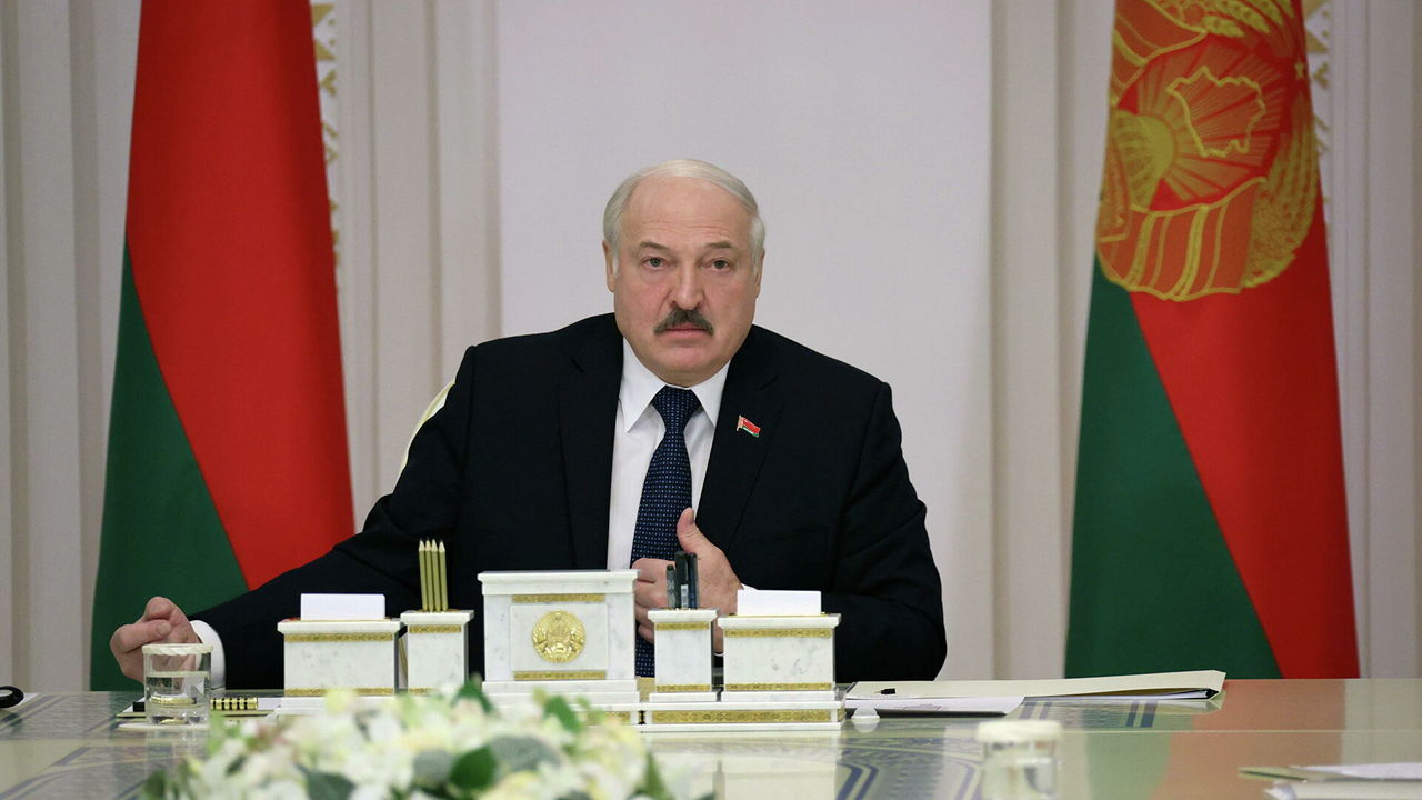 Лукашенко одобрил закон об уголовной ответственности за призывы к санкциям.