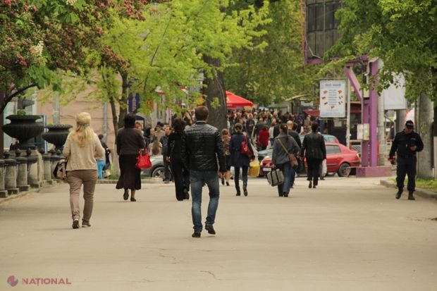 Își fac studiile, dar nu prea reușesc să se angajeze la muncă conform specialității alese. Foto: ziarulnational.md