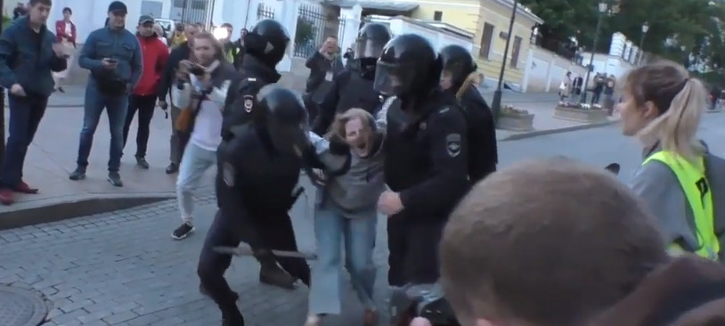 В Росгвардии открестились от ударившего на митинге девушку бойца.