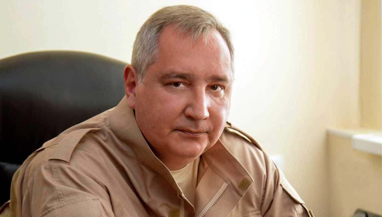 Дмитрию Рогозину удалили осколок - он поправляется.
