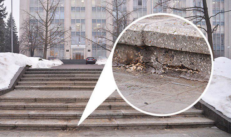 Обновленная лестница здания правительства не прошла проверку зимой.