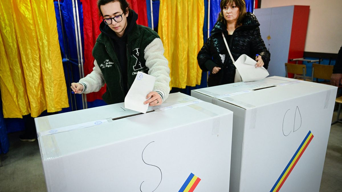 Peste 11.000 de alegători au votat în prima zi în Moldova la prezidențialele din România.