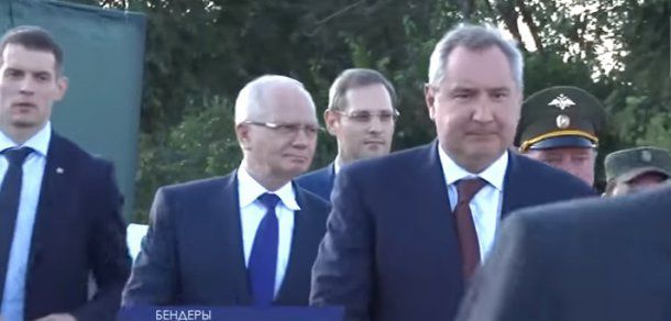Rogozin și-a început vizita în Tiraspol cu inspectarea trupelor ruse.  Foto: caputra video/pgtrk.ru