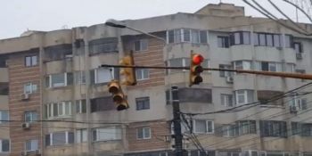 România: Un semafor, pe punctul de a se prăbuși într-o intersecție